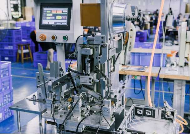 自动打鸡眼机器